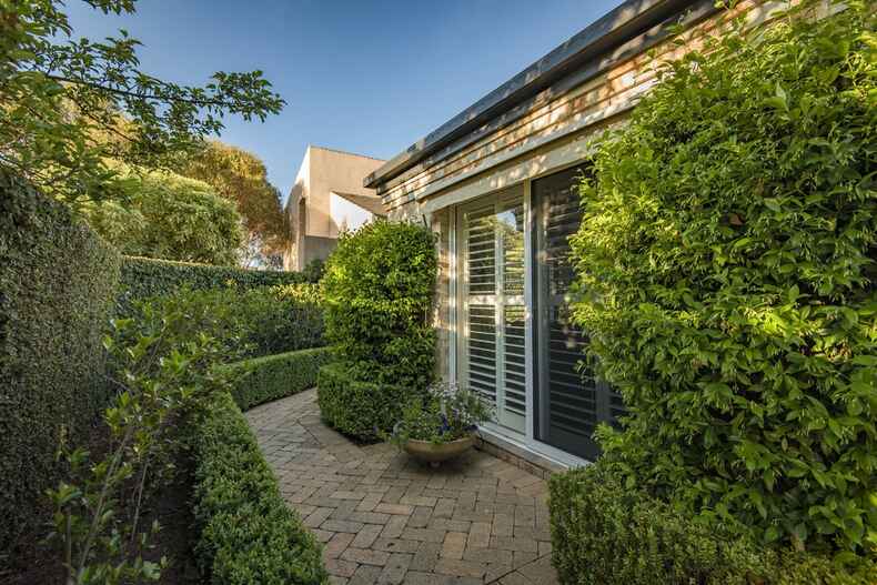 64 Banks Street Yarralumla 64 Banks Street Yarralumla