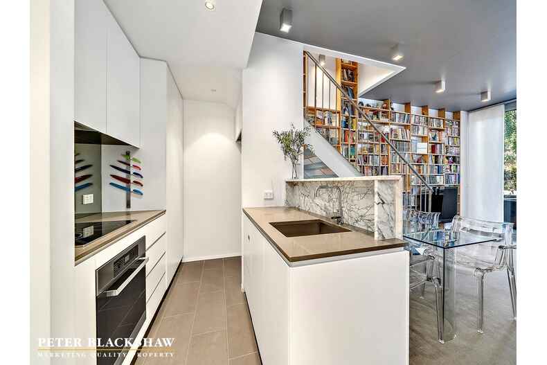 13/5 Burbury Close Barton