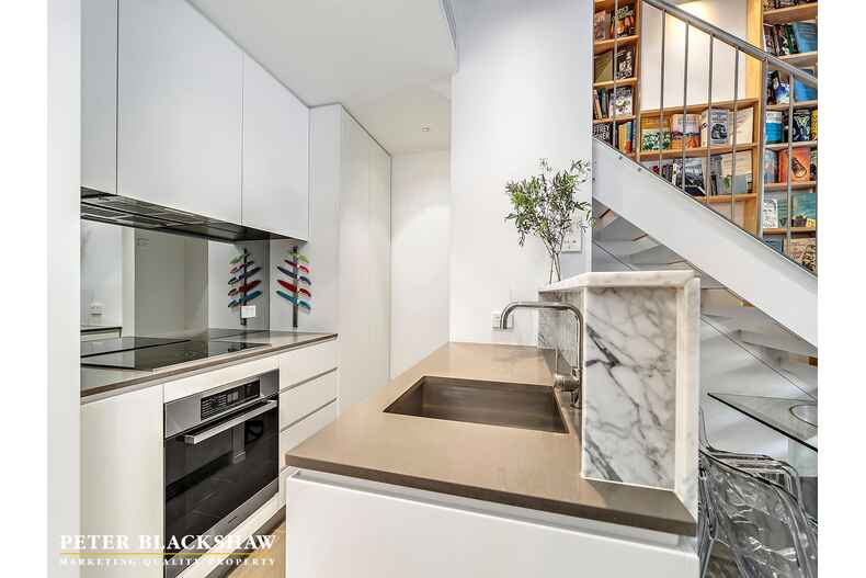 13/5 Burbury Close Barton