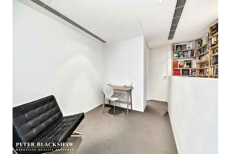 13/5 Burbury Close Barton