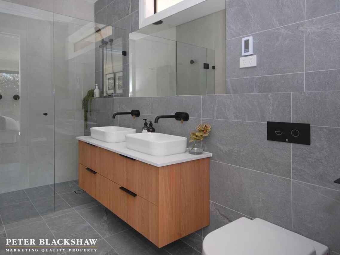 1 Blaxland Crescent Griffith