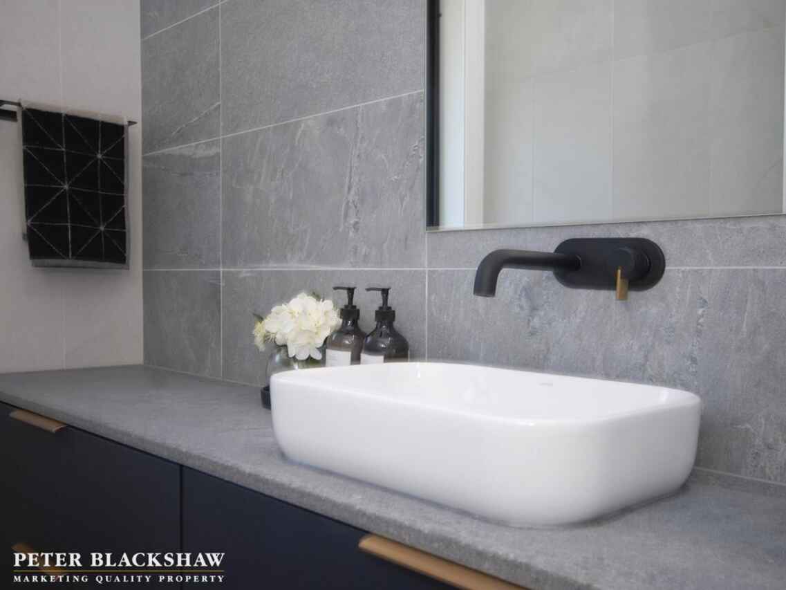 1 Blaxland Crescent Griffith