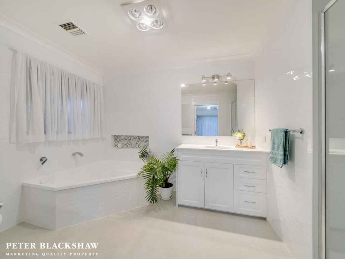 2 Chapple Close Isaacs