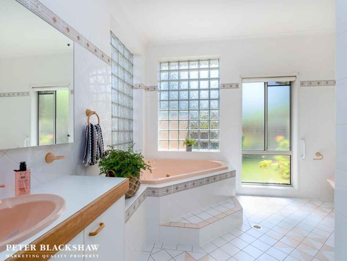 14 Buntine Crescent Isaacs