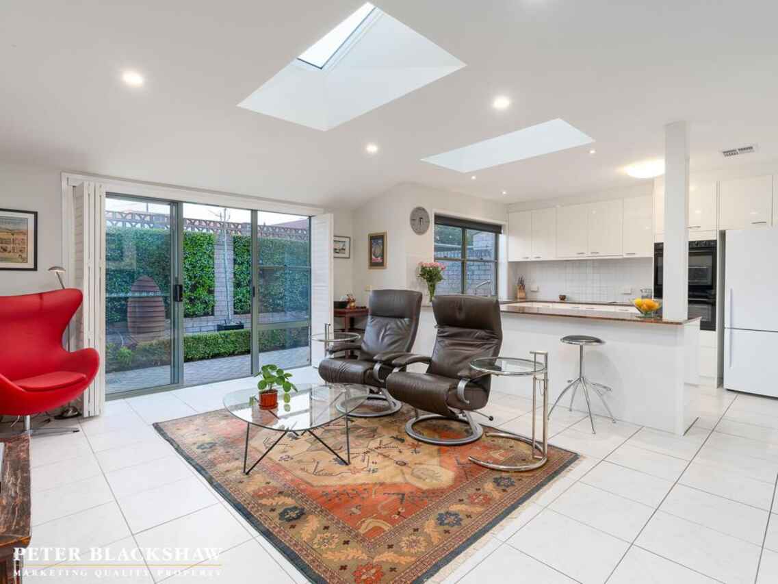 9/4 Hooker Street Yarralumla