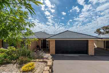 6 Olive Pink Crescent Banks