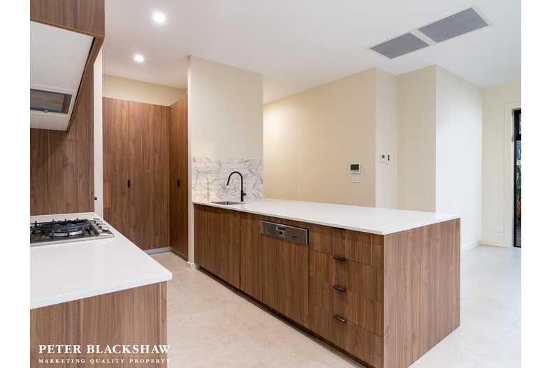 2/34 Conyers Street Hughes