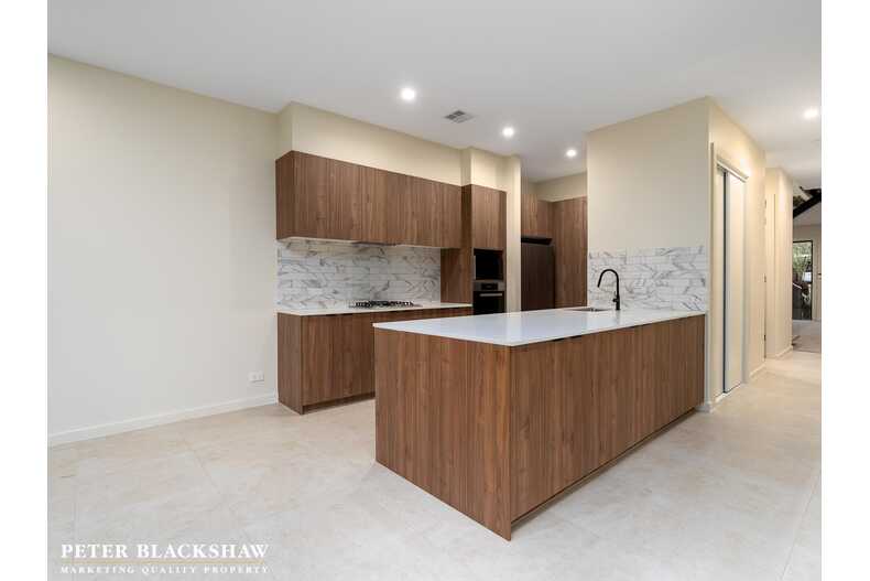 2/34 Conyers Street Hughes