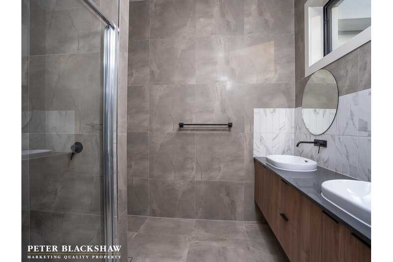 2/34 Conyers Street Hughes