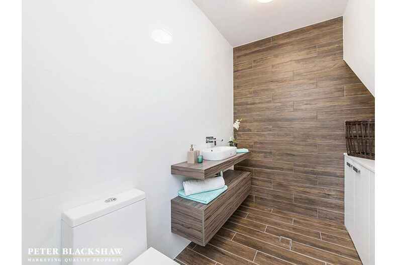 2/155 Strickland Avenue Deakin