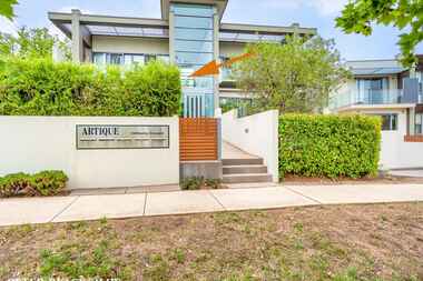2/139-141 Blamey Crescent Campbell