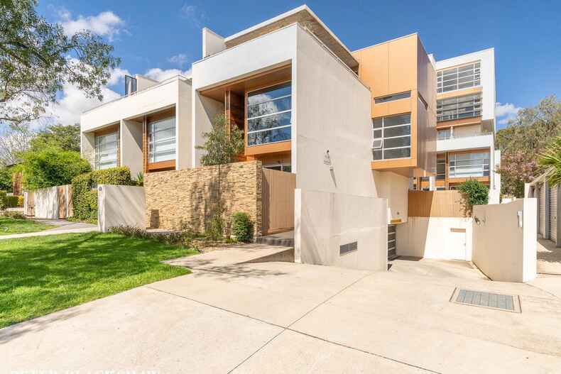 4/49 Hampton Circuit Yarralumla