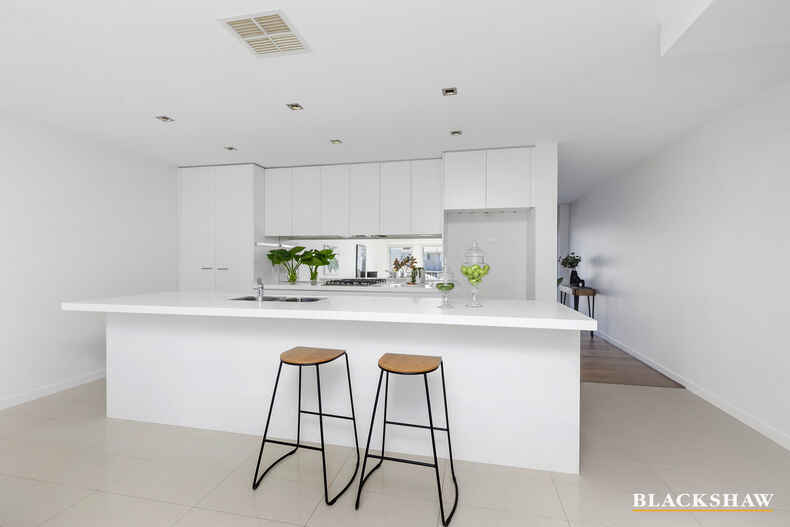 2/63A Anthony Rolfe Avenue Gungahlin