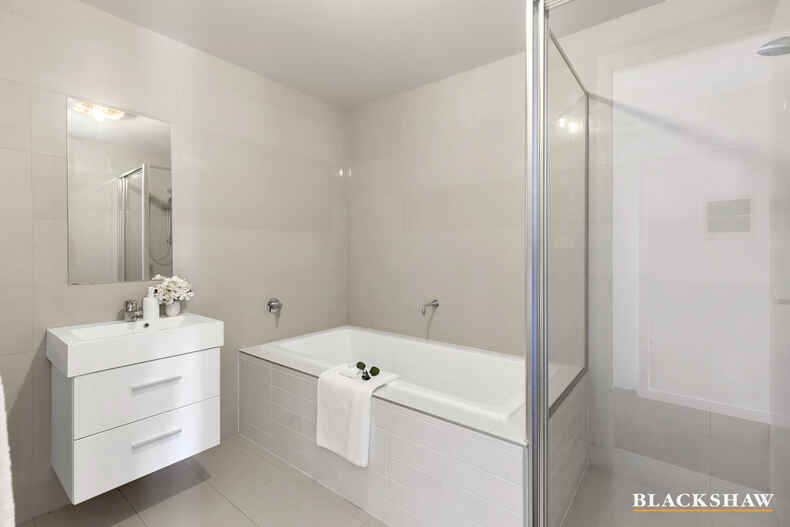 2/63A Anthony Rolfe Avenue Gungahlin