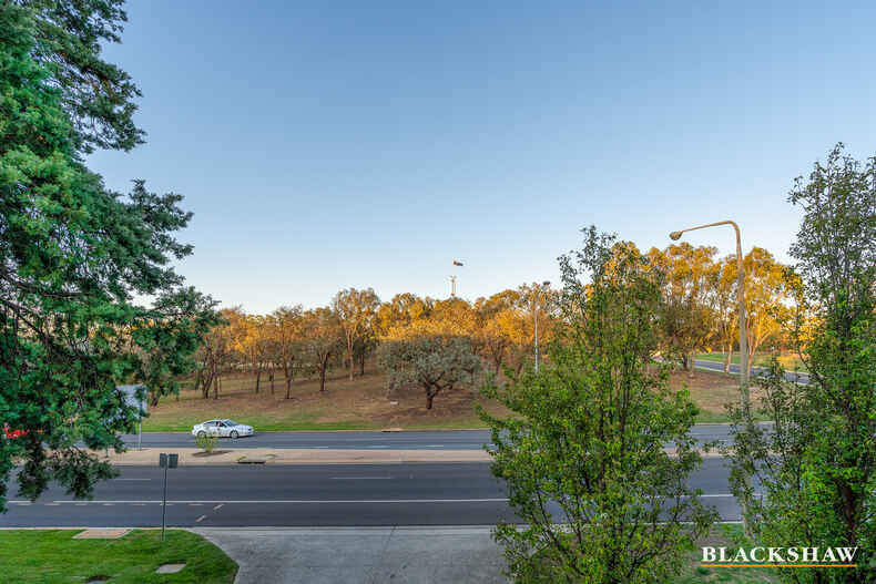 Level 1/3/27 State Circle Deakin