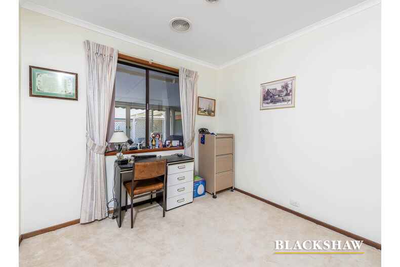 30 Johnstone Circuit Calwell