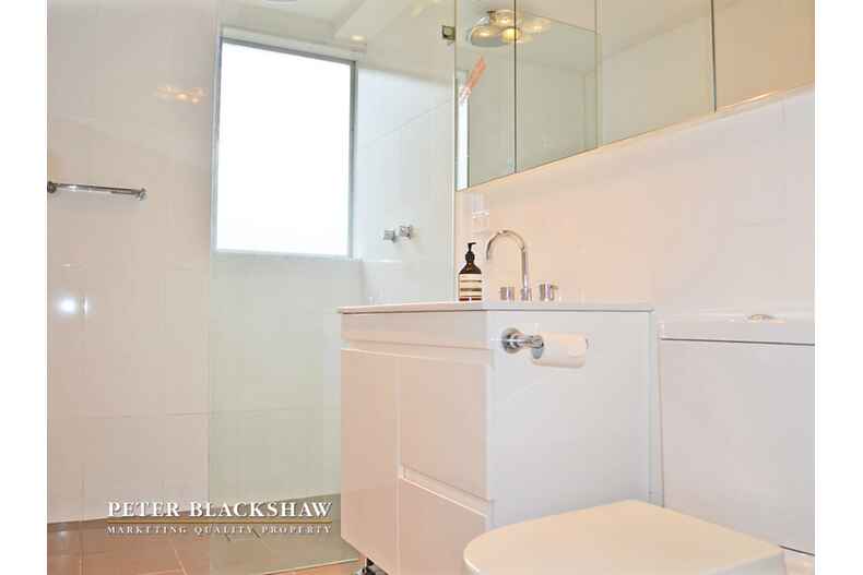 2/99 Canberra Avenue Griffith