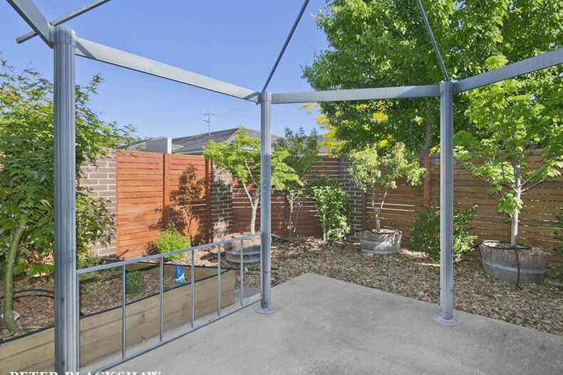 3/21 Gordon Withnall Crescent Dunlop