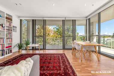 27/10 Burke Crescent Kingston