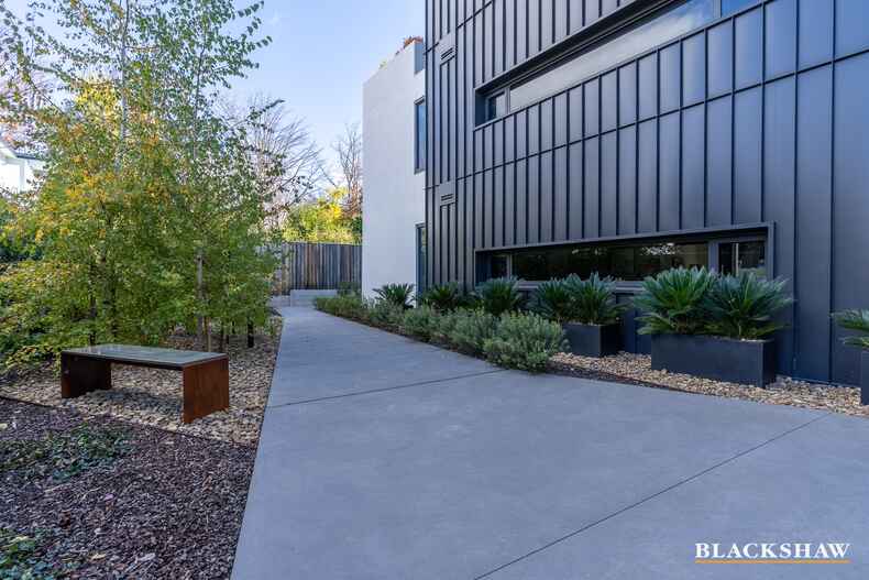 8/22 Canberra Avenue Forrest