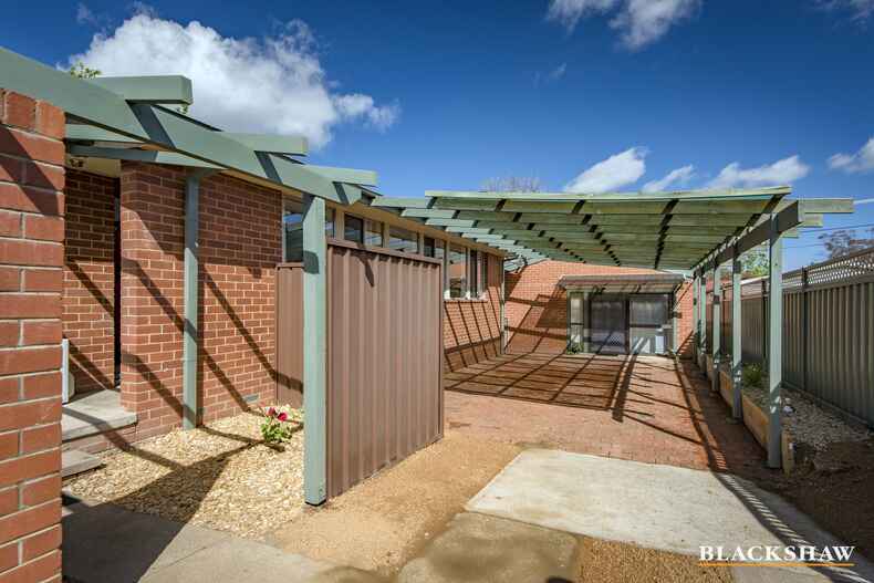 16 McCabe Crescent Holt 16 McCabe Crescent Holt