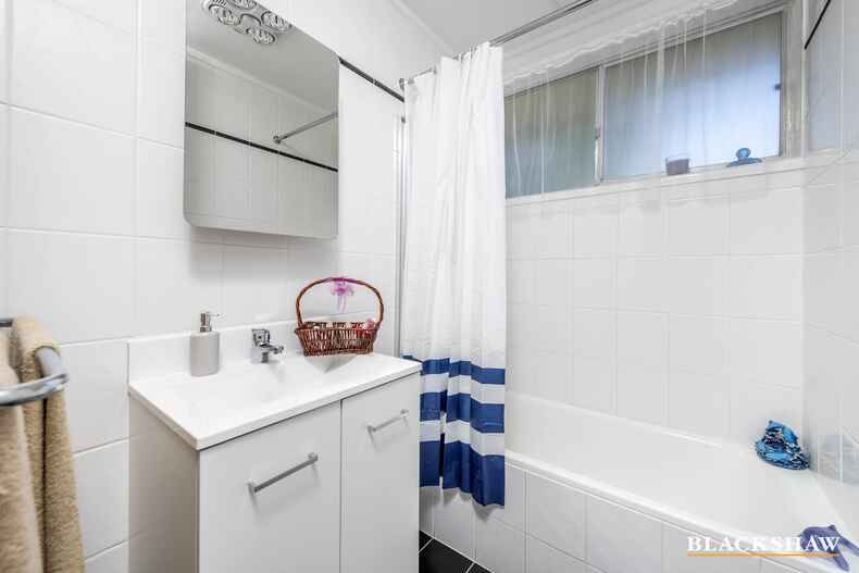 16 McCabe Crescent Holt 16 McCabe Crescent Holt