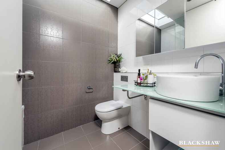 18 MacLachlan Street Holder 18 MacLachlan Street Holder