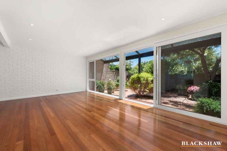 1/2 English Court Phillip