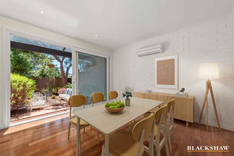 1/2 English Court Phillip