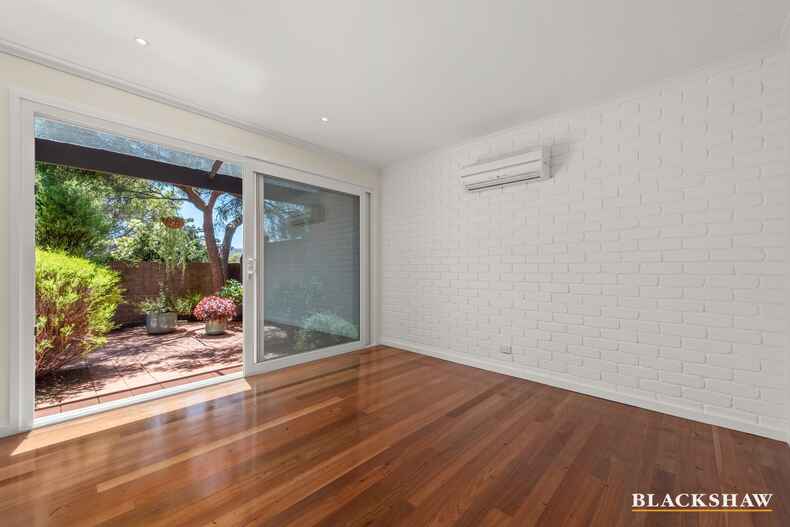 1/2 English Court Phillip