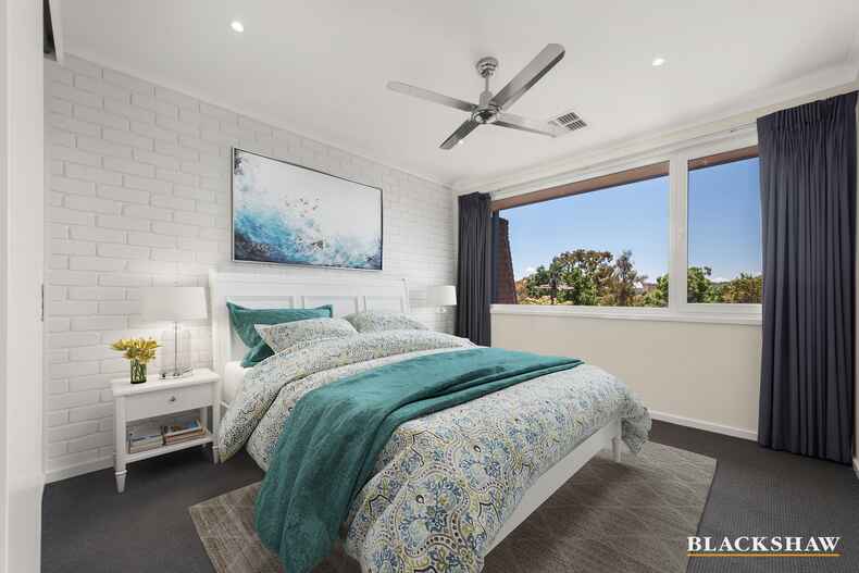 1/2 English Court Phillip