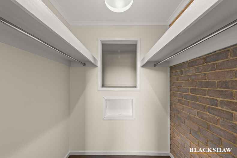 1/2 English Court Phillip