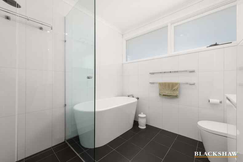 1/2 English Court Phillip