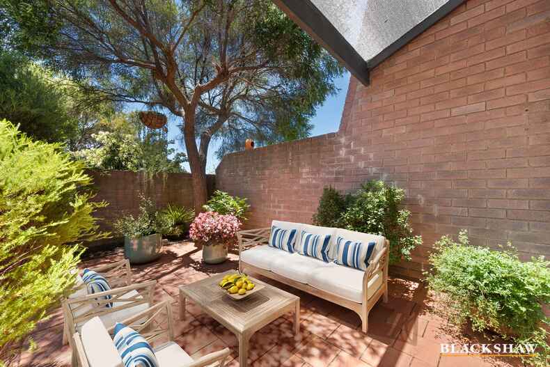 1/2 English Court Phillip