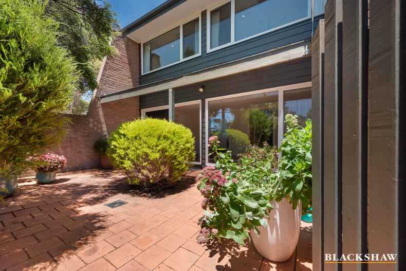 1/2 English Court Phillip