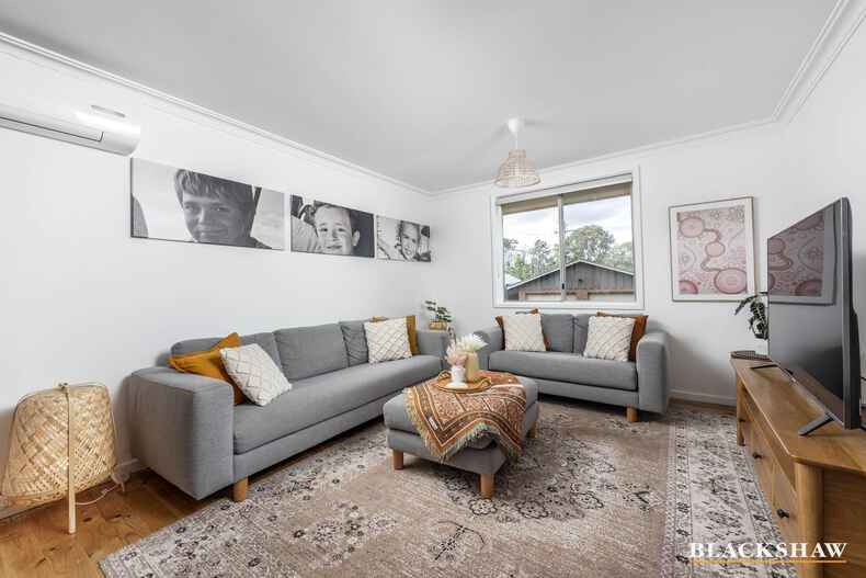 51 Armstrong Crescent Holt 51 Armstrong Crescent Holt