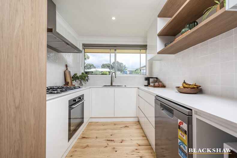 51 Armstrong Crescent Holt 51 Armstrong Crescent Holt