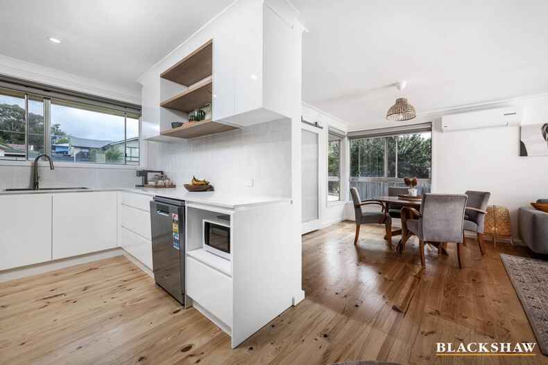 51 Armstrong Crescent Holt 51 Armstrong Crescent Holt