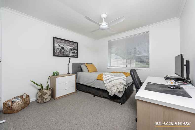 51 Armstrong Crescent Holt 51 Armstrong Crescent Holt