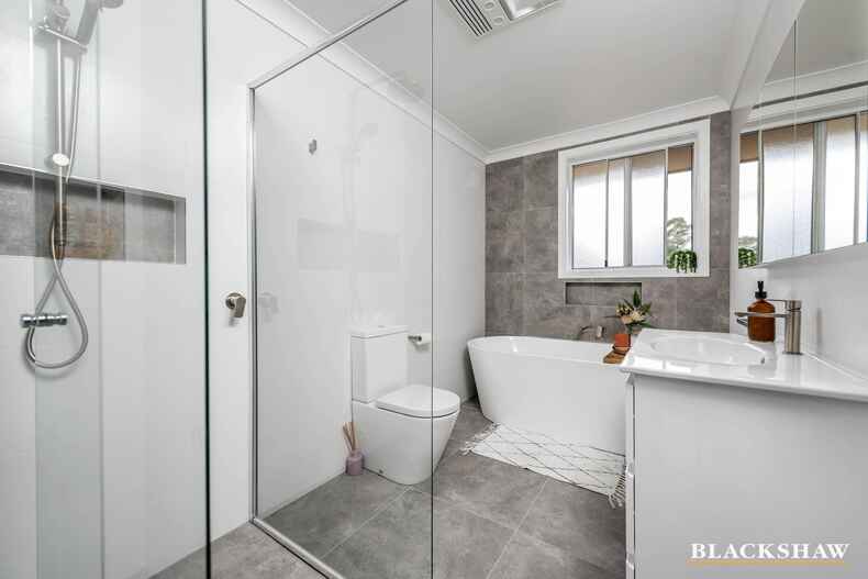 51 Armstrong Crescent Holt 51 Armstrong Crescent Holt