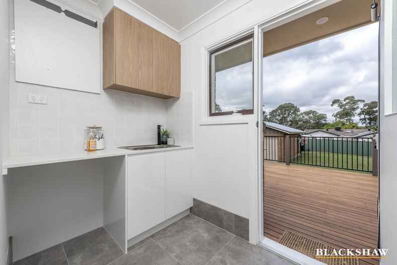 51 Armstrong Crescent Holt 51 Armstrong Crescent Holt