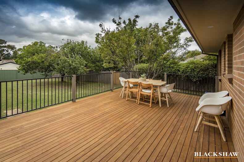 51 Armstrong Crescent Holt 51 Armstrong Crescent Holt