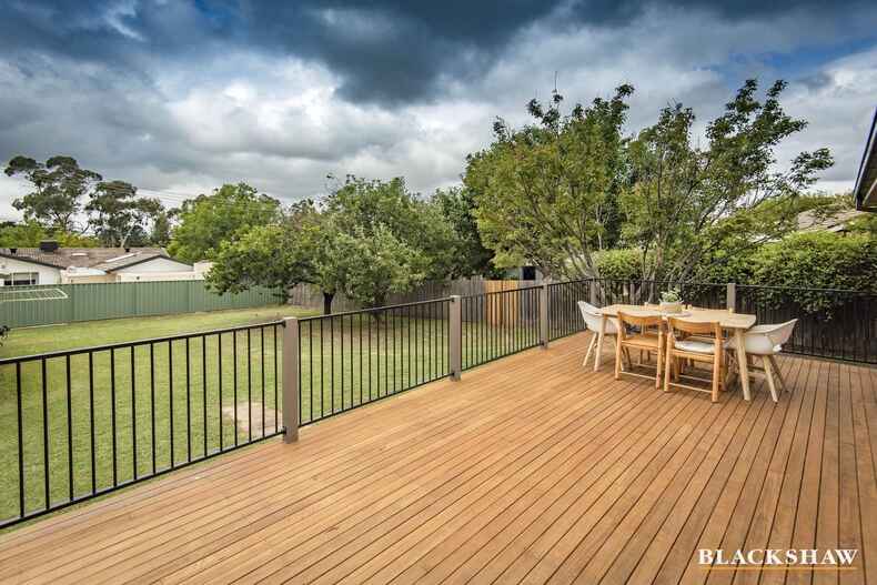 51 Armstrong Crescent Holt 51 Armstrong Crescent Holt