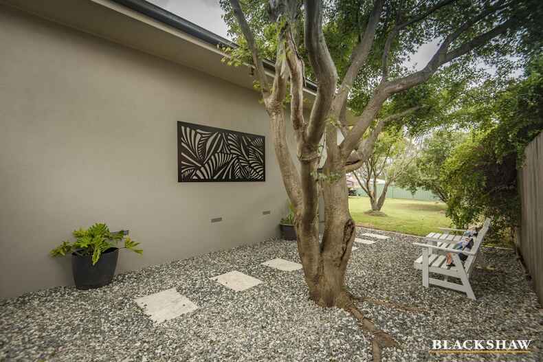 51 Armstrong Crescent Holt 51 Armstrong Crescent Holt