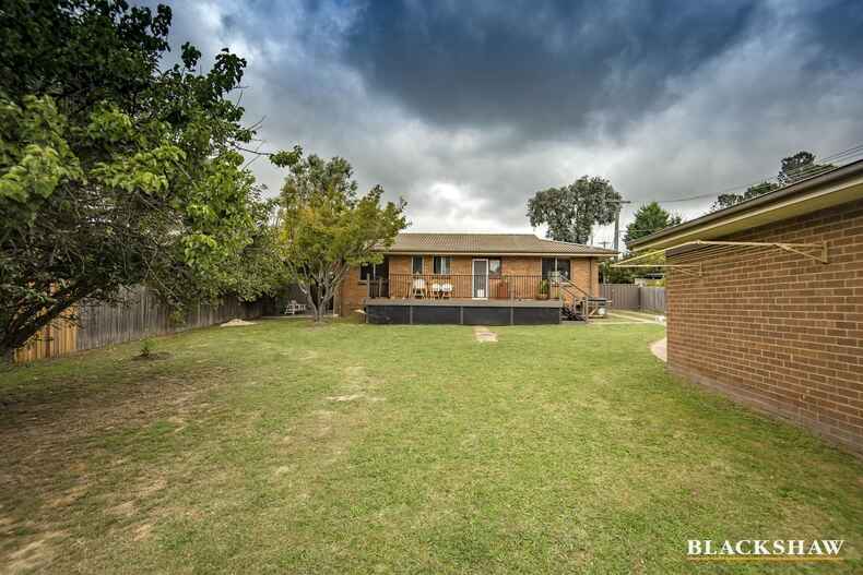 51 Armstrong Crescent Holt 51 Armstrong Crescent Holt