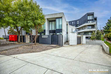 9/43 Hampton Circuit Yarralumla