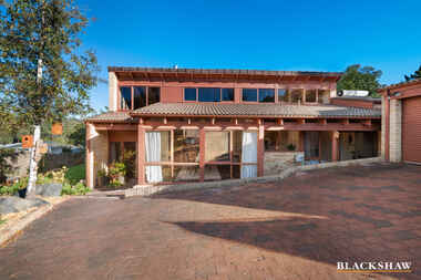 2 Max Henry Crescent Macarthur