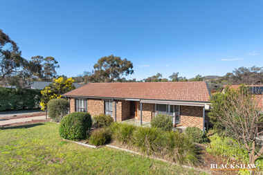 18 Max Henry Crescent Macarthur