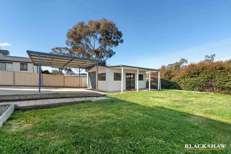 18 Max Henry Crescent Macarthur