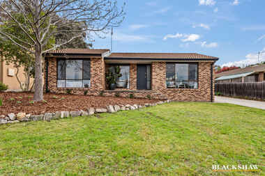 48/48a McTaggart Crescent Kambah